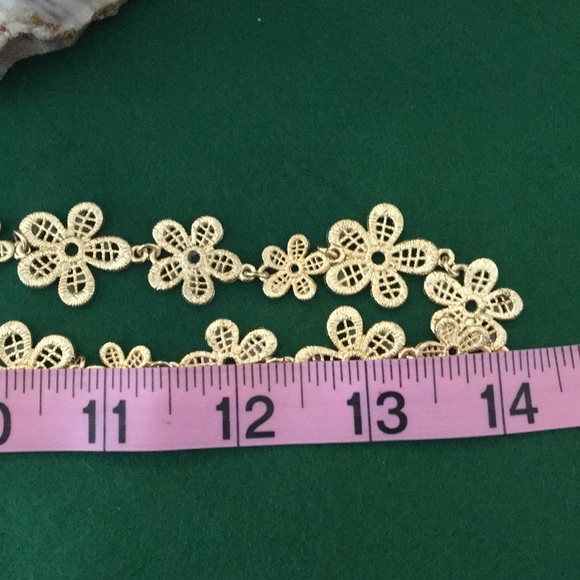 CHARMING CHARLIE FLOWER NECKLACE - Picture 5 of 6